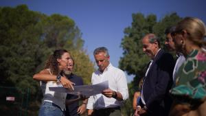 La Comunidad de Madrid destina 2,4 millones de euros a la mejora del sistema de saneamiento de las urbanizaciones de Sevilla La Nueva El consejero Novillo en una de las nuevas infraestructuras acometidas en el núcleo residencial de Los Cortijos