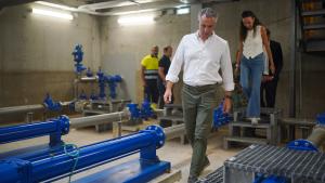 La Comunidad de Madrid destina 2,4 millones de euros a la mejora del sistema de saneamiento de las urbanizaciones de Sevilla La Nueva El consejero Novillo en una de las nuevas infraestructuras acometidas en el núcleo residencial de Los Cortijos