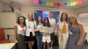 En la categoría de 8 a 12 años, la ganadora ha sido Mara Ruiz Domínguez, de 12 años, del Centro de Salud Valdemoro, con el dibujo Las manos siempre mejor limpias.