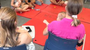 Madres dan el pecho a sus bebés en un taller de lactancia