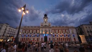 La Real Casa de Correos iluminada con el color de la bandera de Colombia