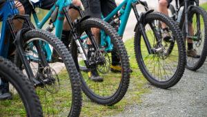 ciclistas con bicicletas de montaña 