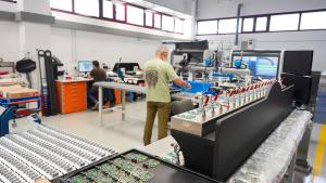 personas trabajando en la industria