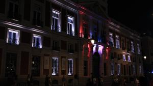 La Real Casa de Correos iluminada del color de la bandera de Ceuta