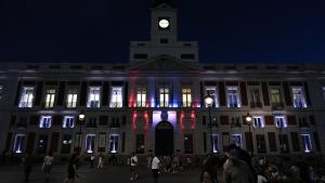 La Real Casa de Correos iluminada del color de la bandera de Ceuta