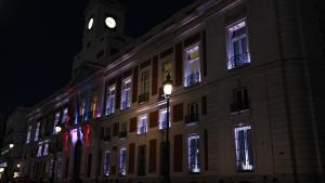 La Real Casa de Correos iluminada del color de la bandera de Ceuta