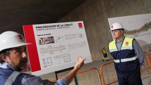 El consejero Rodrigo en la estación de Metro de Palos de la Frontera