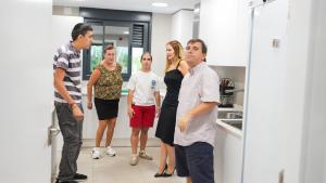 La Comunidad de Madrid pone en marcha su primera vivienda pública para la vida independiente de adultos con discapacidad intelectual La consejera Dávila en el recinto de la Residencia de Mayores Manoteras, en el distrito de Hortaleza