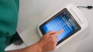 Enfermero utilizando un dispositivo médico de precisión
