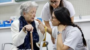 Enfermeras atendiendo a una señora mayor