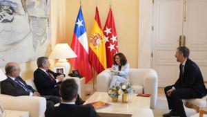 La presidenta Isabel Díaz Ayuso junto al embajador de la República de Chile Juan Antonio Coloma