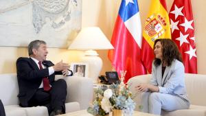 La presidenta Isabel Díaz Ayuso junto al embajador de la República de Chile Juan Antonio Coloma