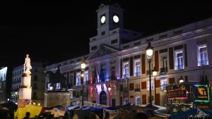 Fachada iluminada de la Real Casa de Correos con los colores de la bandera de Ceuta