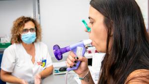 Prueba de espirometría enfermera y paciente haciendo prueba diagnóstica