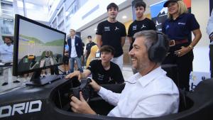 El consejero García Martín en un simulador desarrollado por el equipo MAD Fórmula de la Universidad Carlos III