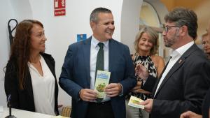 El consejero Jorge Rodrigo durante su visita a una de las actuaciones que reciben ayudas del Programa para la Rehabilitación de Barrios