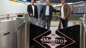 El consejero Jorge Rodrigo en la Línea 6 de Metro junto al exciclista Miguel Indurain