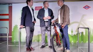 El consejero Jorge Rodrigo en la Línea 6 de Metro junto al exciclista Miguel Indurain
