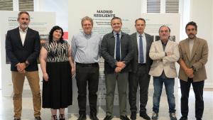 La Comunidad de Madrid muestra en una exposición la respuesta de las infraestructuras y los equipos humanos ante situaciones críticas El consejero Rodrigo en la exhibición fotográfica Madrid Resiliente