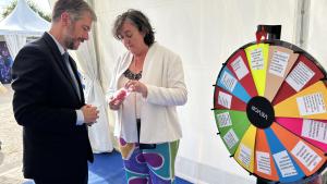 La Comunidad de Madrid ha prestado 12.000 atenciones a través del Centro de Información y Asesoramiento universitario en el último año El consejero García Martín en el estand del Gobierno regional en la X edición del Día de las Profesiones