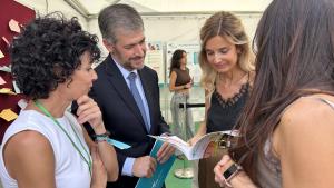La Comunidad de Madrid ha prestado 12.000 atenciones a través del Centro de Información y Asesoramiento universitario en el último año El consejero García Martín en el estand del Gobierno regional en la X edición del Día de las Profesiones