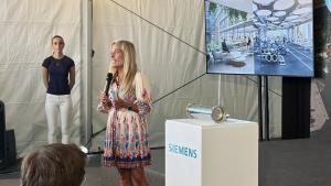 La consejera Albert en el acto de colocación de la primera piedra del complejo de Siemens