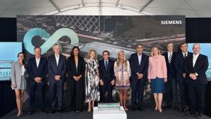 La consejera Albert en el acto de colocación de la primera piedra del complejo de Siemens
