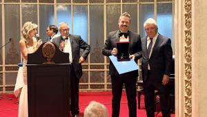 El consejero Mariano de Paco Serrano recogiendo el Premio  al Valor del Liderazgo Cultural y el Compromiso Institucional
