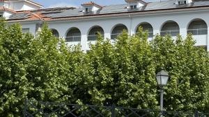 Fachada Placas solares del Hospital Asociado Universitario Guadarrama