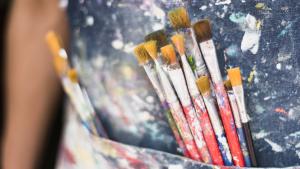 Concurso de pintura rápida para niños H Getafe mandil con pintura