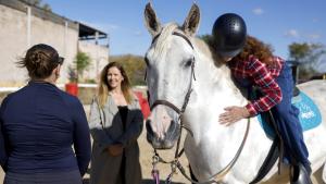 La Comunidad de Madrid desarrolla un programa de terapia asistida con caballos para lograr la recuperación de mujeres víctimas de violencia La consejera Dávila en el Centro Ecuestre Villafranca