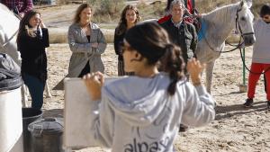 La Comunidad de Madrid desarrolla un programa de terapia asistida con caballos para lograr la recuperación de mujeres víctimas de violencia La consejera Dávila en el Centro Ecuestre Villafranca
