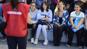 El Carné Joven de la Comunidad de Madrid podrá solicitarse desde los 12 años a partir de mañana La consejera Dávila junto a 60 alumnos del Colegio Santísimo Sacramento