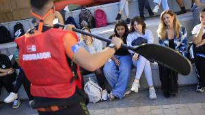El Carné Joven de la Comunidad de Madrid podrá solicitarse desde los 12 años a partir de mañana La consejera Dávila junto a 60 alumnos del Colegio Santísimo Sacramento