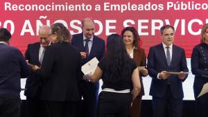 López-Valverde entrega las insignias de plata a los empleados públicos de la Agencia Madrid Digital con 30 años de servicio El consejero Miguel López-Valverde durante la entrega de las insignias de plata a los empleados públicos de la Agencia Madrid Digital con 30 años de servicio en la Administración regional