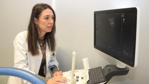 La ginecóloga del hospital público Clínico San Carlos, Mª. Isabel Calventus, en la consulta