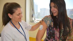 Médico junto a paciente
