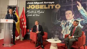 El consejero Novillo en los bajos del tendido 1 de la Plaza de Las Ventas