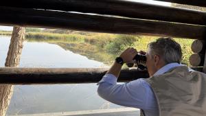 El consejero Novillo en la laguna de San Juan, en Chinchón