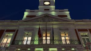 La Real Casa de Correos iluminada de color verde por el Día Mundial contra la Meningitis