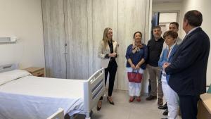 La viceconsejera Laura Gutiérrez durante la visita por el Hospital público José Germain con motivo del 175º aniversario de este centro especializado en Salud Mental