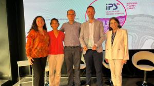 Profesionales del Hospital Gregorio Marañón Grupo de profesionales recibiendo un premio
