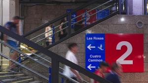 Viajeros en la estación de Metro de Sol