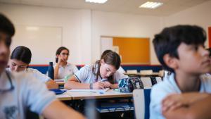 Niños haciendo un examen