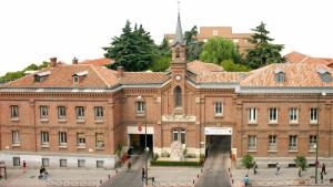 Fachada del Hospital Central de la Cruz Roja