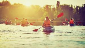 Jóvenes practicando kayak