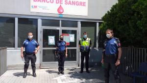 Cuatro policías municipales delante de un Banco de sangre