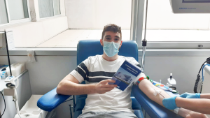 Donante de sangre leyendo revista donación de médula