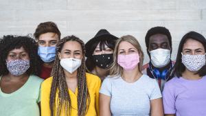 Jóvenes posando con mascarilla