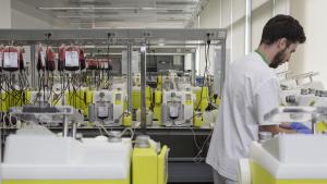 Sala de fraccionamiento con máquinas que separan los componentes de la sangre
